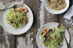 Calabacitas en forma de fideos con semillas y legumbres