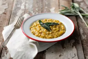 Choclo cremoso con salvia frita