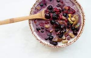 Postre caliente de frutos rojos