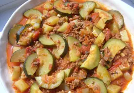 Carne de res con cebolla y calabacín