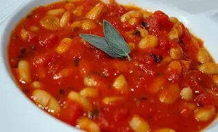 Estofado de frijoles blancos y tomates