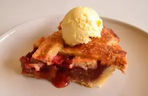 Pastel de rubibarbo y fresas