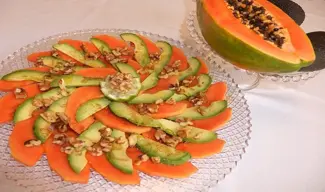 Ensalada de aguacate papaya y nueces
