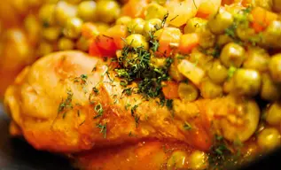 Pollo guisado con legumbres y maíz