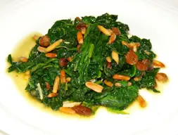 Acelgas con pasas y piñones