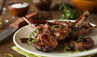 Cordero a la jardinera con salsa de yogurt