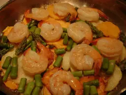 Papas con espárragos y camarones