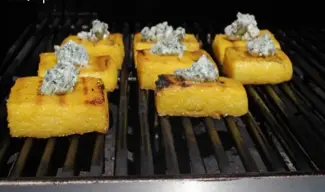 Polenta a la parrilla con hongos portobello