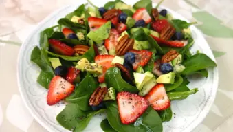 Ensalada de frutas, aguacates y espinacas