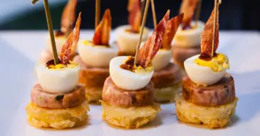 Pinchos de huevos de codorniz