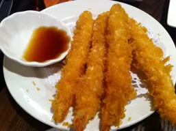 Tempura de bananas con sirope de fresas