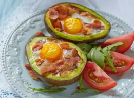 Aguacates rellenos de huevo y jamón