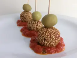 Bocadillos de pollo al curry con aceitunas verdes