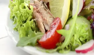 Ensalada griega de sardinas