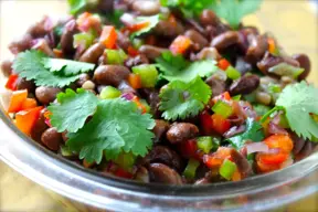 Dip de frijol, cilantro y coco