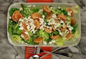 Ensalada de lechuga, mandarina y feta