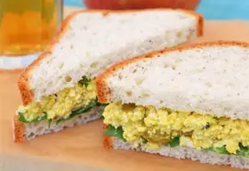 Emparedado de ensalada de tofu al curry