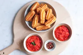 Churros de papa con salsa de pimientos rojos