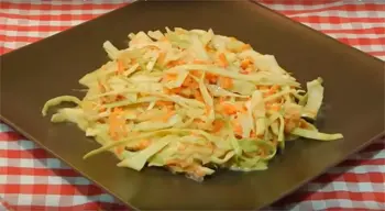 Ensalada de col con aderezo dulce