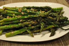 Espárragos al ajillo