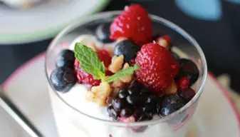 Mousse de yogur con frutas