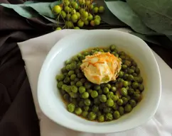 Guisantes con huevos y queso