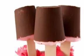 Popsicles de yogur cubiertos de chocolate