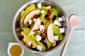 Ensalada de manzana y lechuga con aderezo de melón