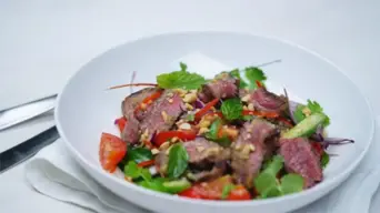 Ensalada de carne estilo thai