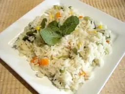 Arroz con vegetales mixtos y crema de queso