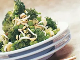 Ensalada de brócoli frijoles y guisantes verdes para adelgazar