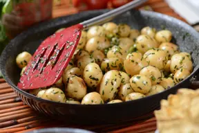 Papas salteadas con salsa de queso al estilo italiano