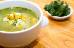 Saludable sopa de cilantro y limon