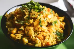 Arroz con guisantes en curry y coco