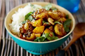 Curry picante con banana y leche de coco