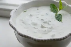 Dip de yogurt griego, pepino y menta