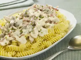 Pasta en salsa blanca con vegetales
