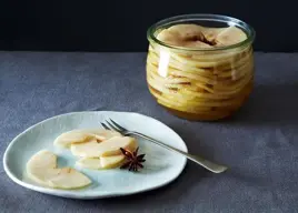 Manzanas encurtidas en conserva