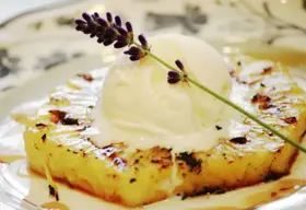 Piña asada a la parrilla con canela