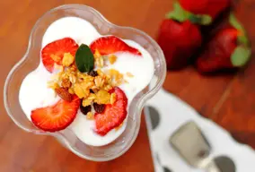 Yogur de la India con frutilla y uva