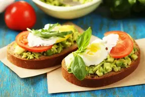 Snack de aguacate y tomate