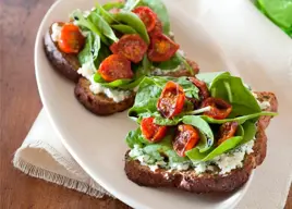 Tostada de espinacas y tomate