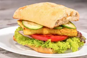 Sandwich vegetariano con tofu y lechuga