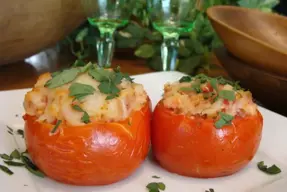 Tomates rellenos con mozzarella al horno