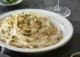 Pasta carbonara vegetariana sin huevo