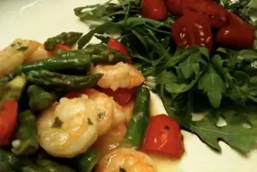 Camarones al ajillo con limón y vegetales