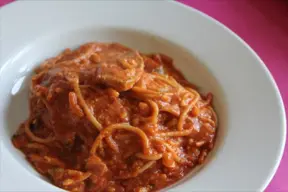 Espaguetis con pollo en salsa de chile