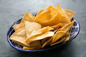 Nachos caseros de maíz horneados