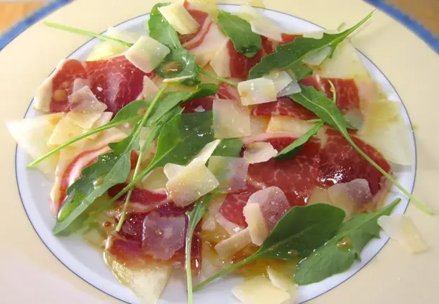 Fiesta de melón y piña con jamón serrano