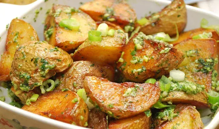 Papas al Pesto con cilantro y almendras